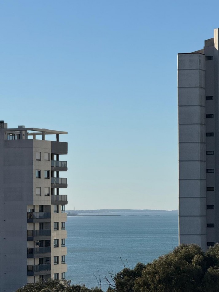 VENTA PISO  DE 4 AMBIENTES CON BALCON CORRIDO Y VISTA AL MAR 