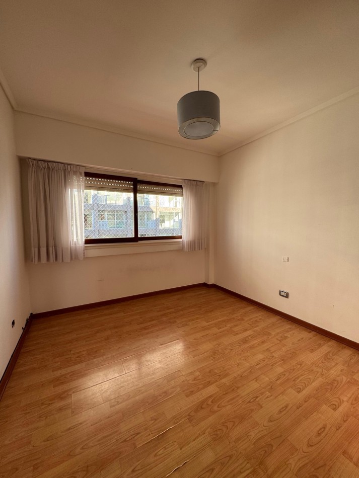 VENTA PISO  DE 4 AMBIENTES CON BALCON CORRIDO Y VISTA AL MAR 