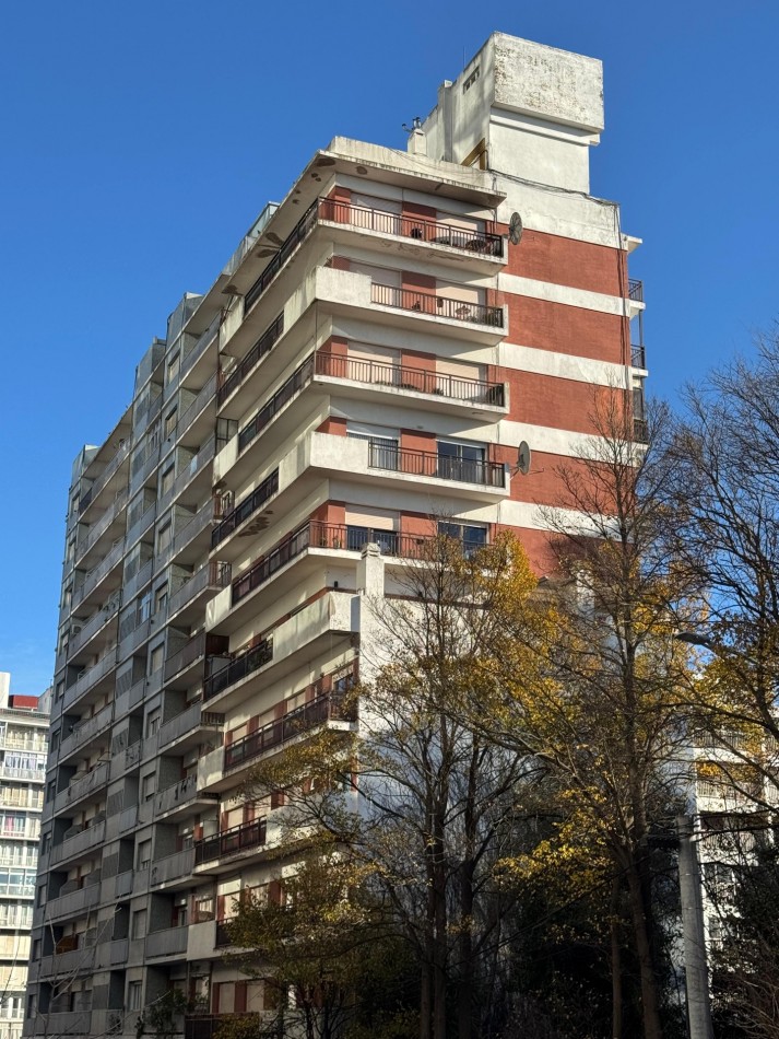 VENTA PISO  DE 4 AMBIENTES CON BALCON CORRIDO Y VISTA AL MAR 