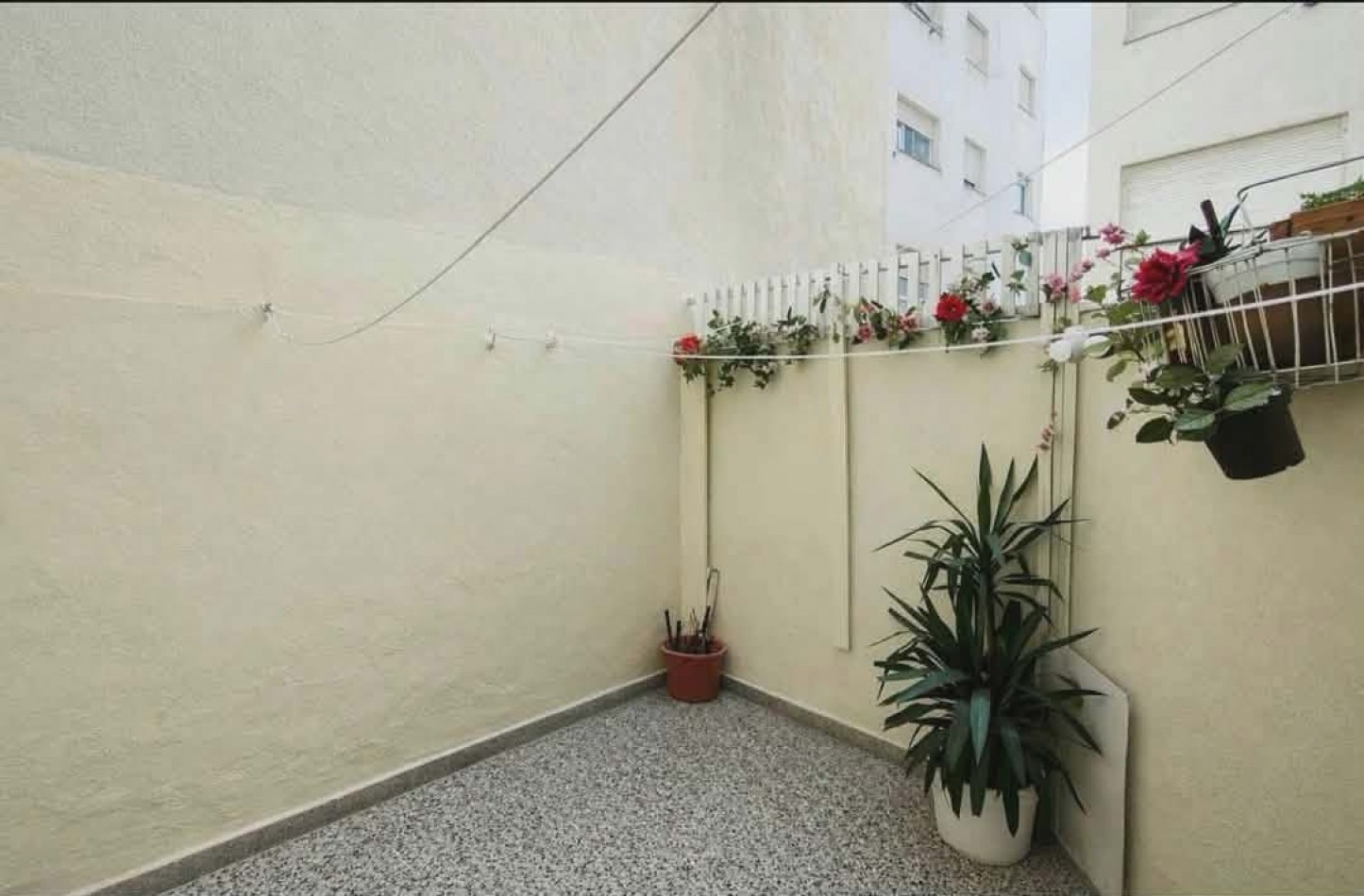 VENDEMOS DEPARTAMENTO DE 2 AMB CON DEPENDENCIA BALCON Y PATIO A LA CALLE