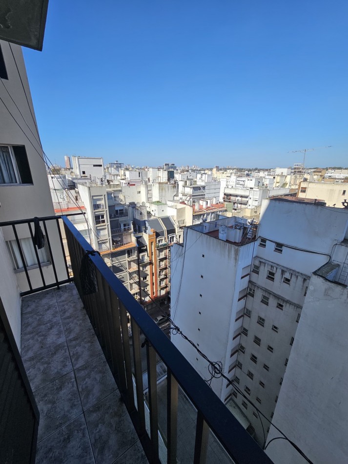 VENDEMOS DEPTO DE 2 AMB CON BALCON SALIENTE 