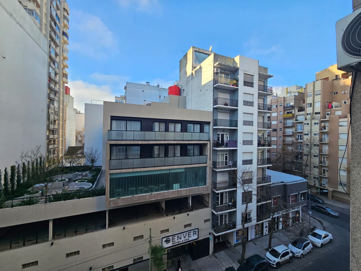 VENDEMOS 1 AMB A LA CALLE CON BALCON FRANCES 