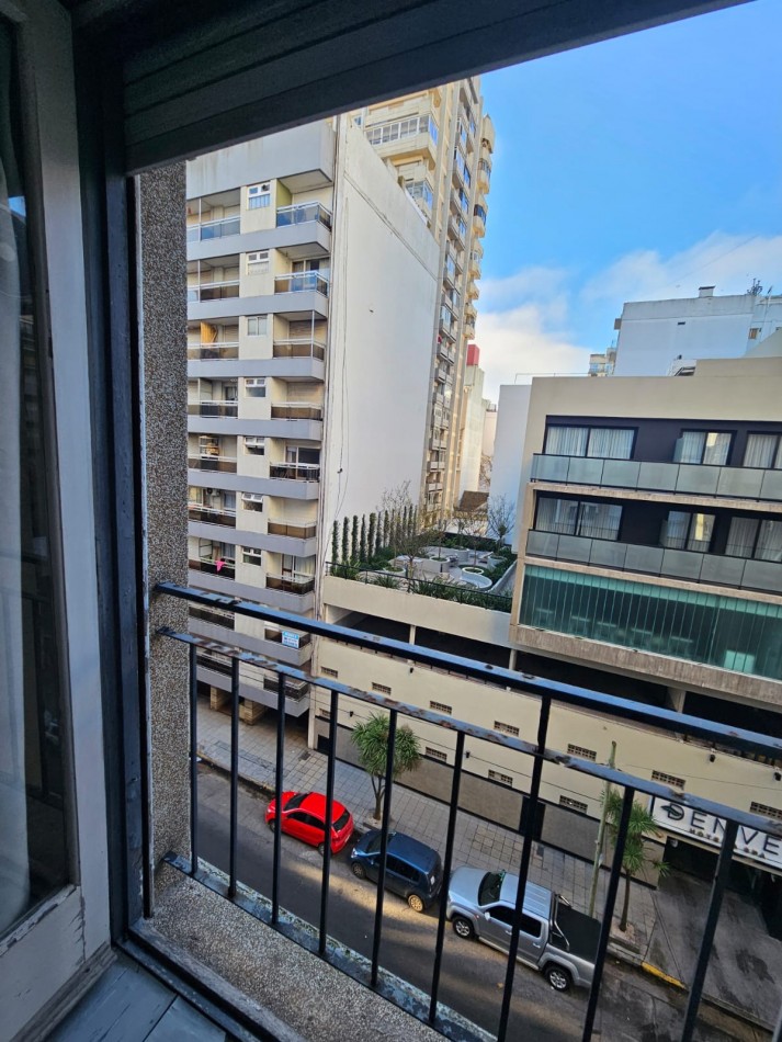VENDEMOS 1 AMB A LA CALLE CON BALCON FRANCES 