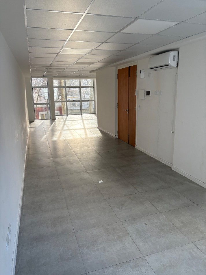 VENTA OFICINA EN SEMIPISO MODERNA ZONA PLAZA MITRE 