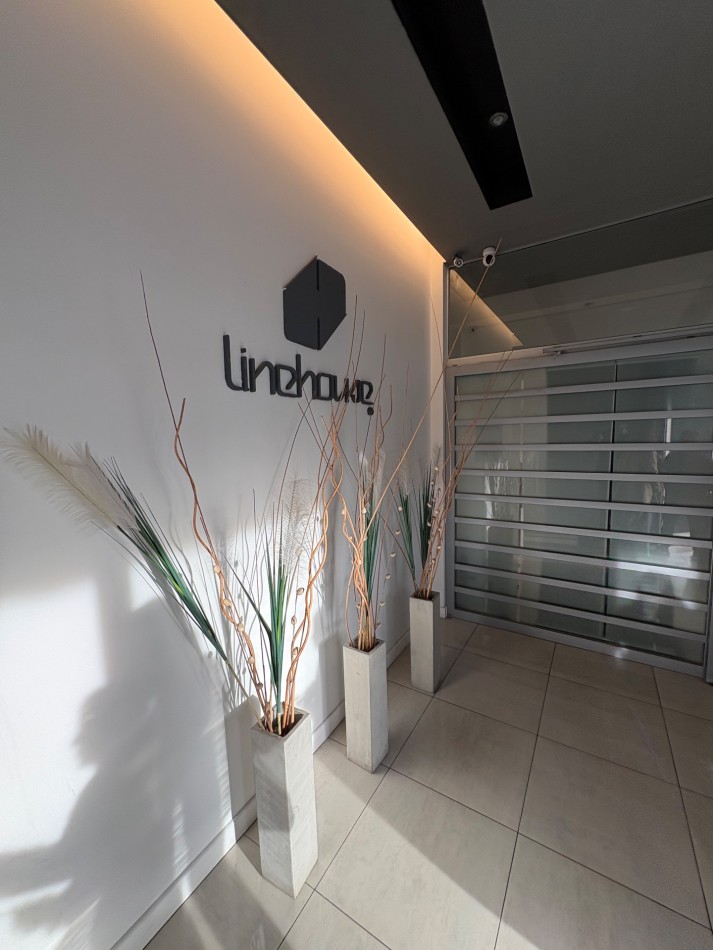 VENTA OFICINA EN SEMIPISO MODERNA ZONA PLAZA MITRE 