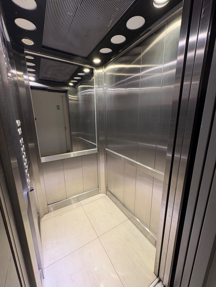 VENTA OFICINA EN SEMIPISO MODERNA ZONA PLAZA MITRE 