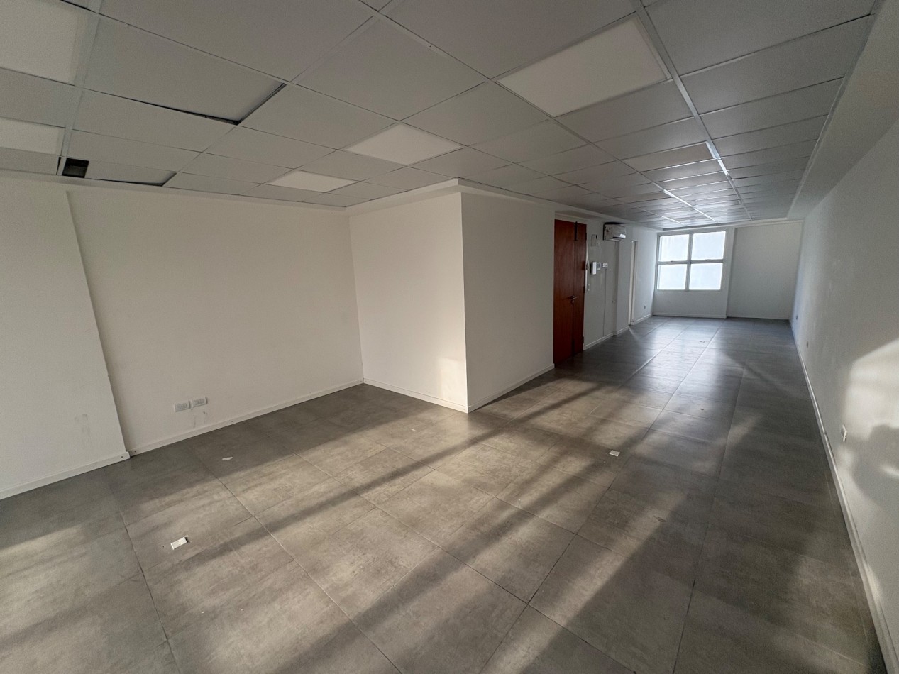 VENTA OFICINA EN SEMIPISO MODERNA ZONA PLAZA MITRE 