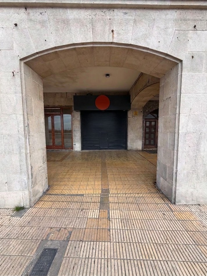 LOCAL COMERCIAL - ZONA CASINO CENTRAL - FRENTE AL MAR 
