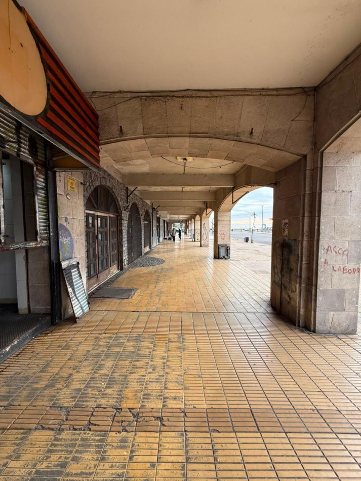 LOCAL COMERCIAL - ZONA CASINO CENTRAL - FRENTE AL MAR 