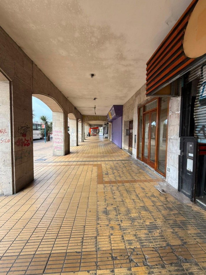 LOCAL COMERCIAL - ZONA CASINO CENTRAL - FRENTE AL MAR 