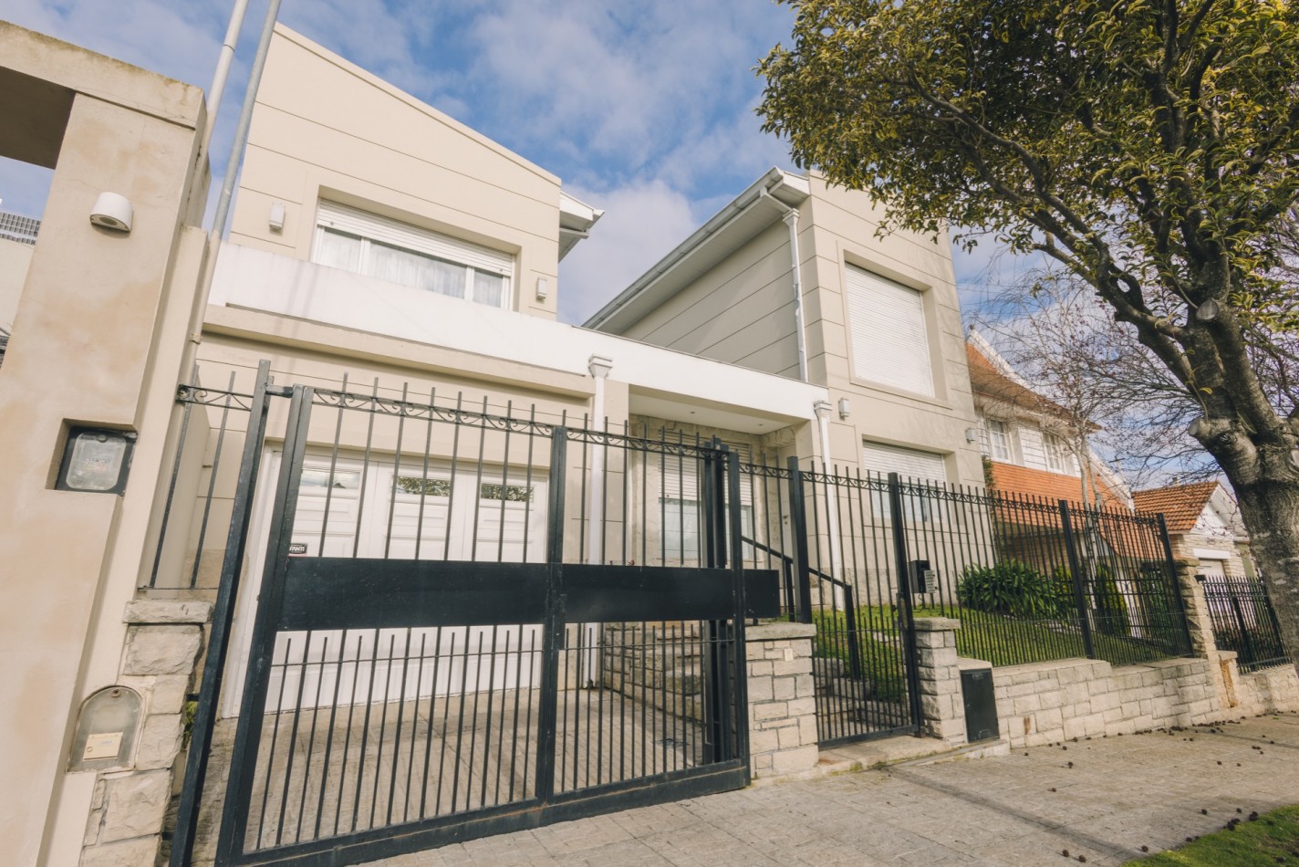CASA CON DOBLE ACCESO Y SECTOR PROFESIONAL INDEPENDIENTE EN STELLA MARIS