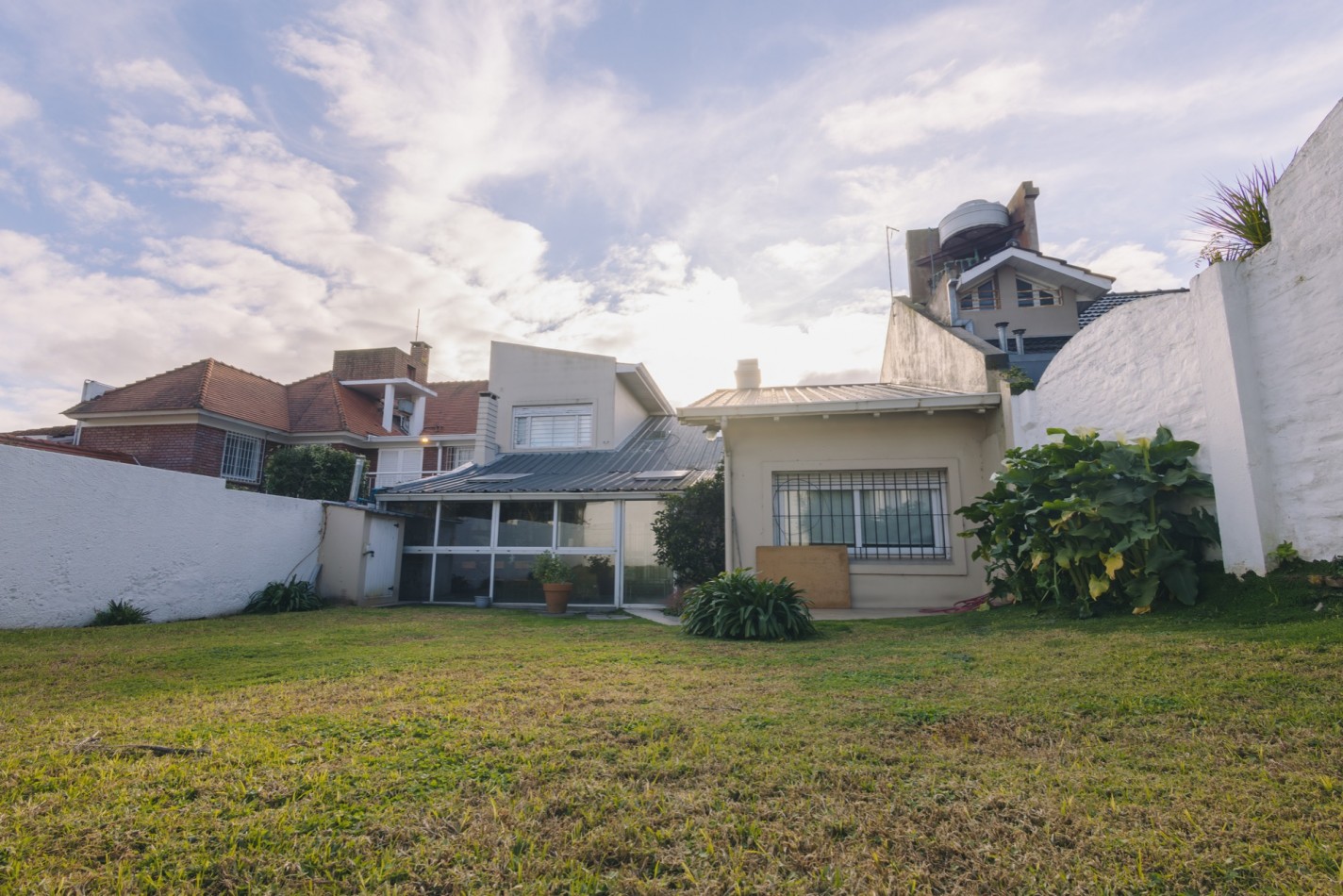 CASA CON DOBLE ACCESO Y SECTOR PROFESIONAL INDEPENDIENTE EN STELLA MARIS