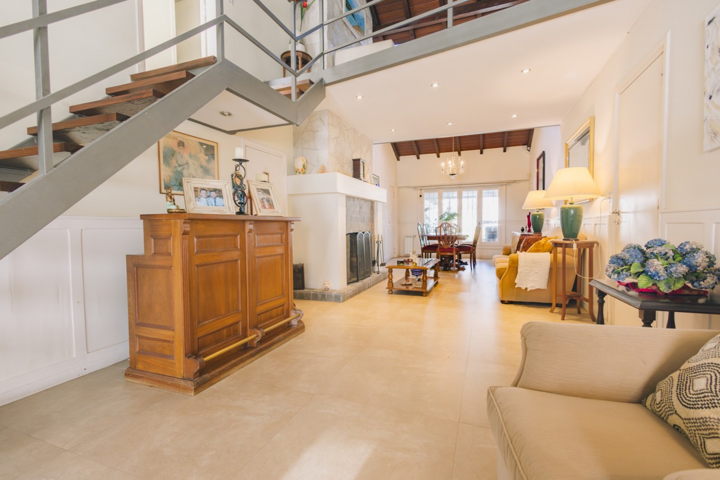CASA CON DOBLE ACCESO Y SECTOR PROFESIONAL INDEPENDIENTE EN STELLA MARIS