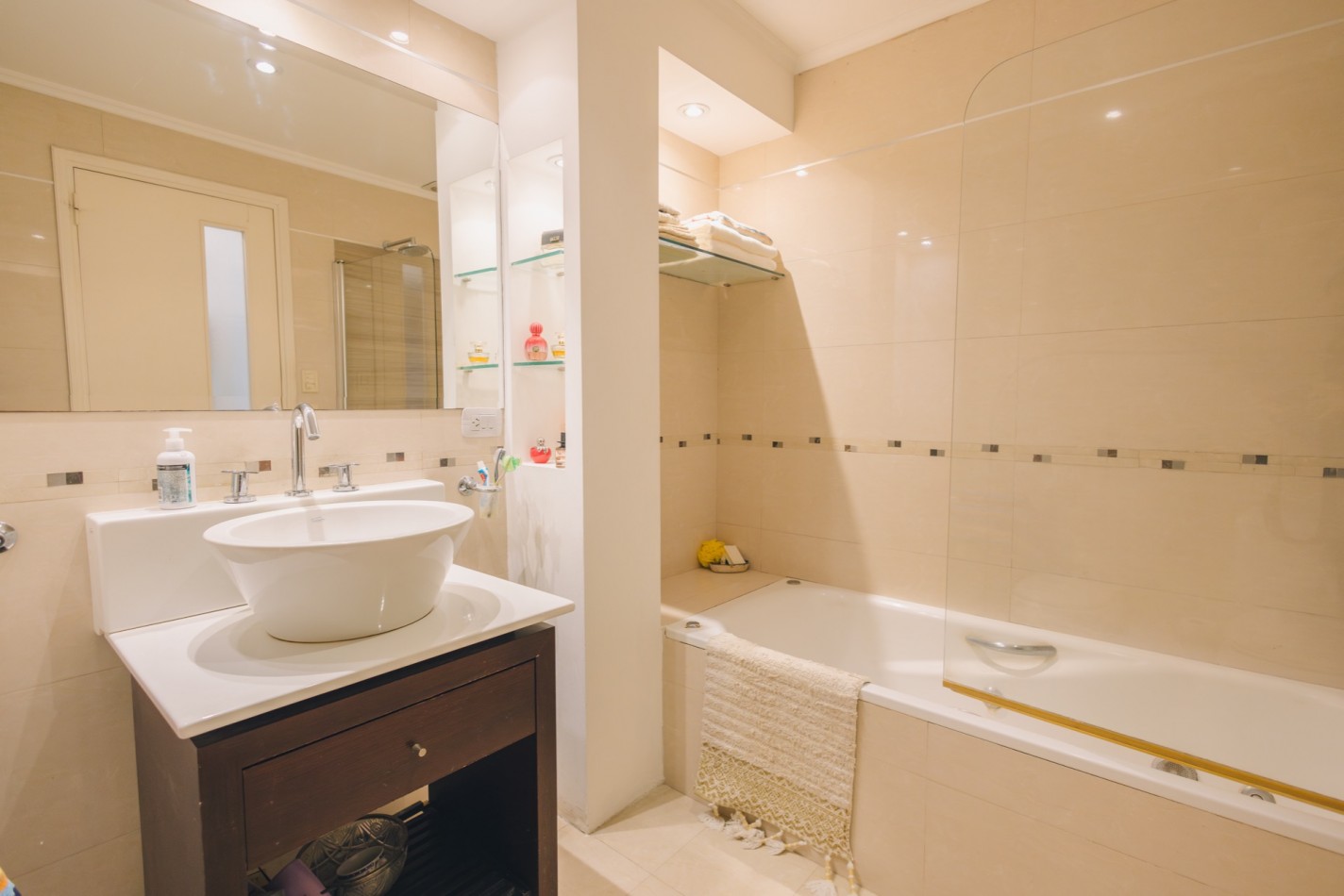 CASA CON DOBLE ACCESO Y SECTOR PROFESIONAL INDEPENDIENTE EN STELLA MARIS