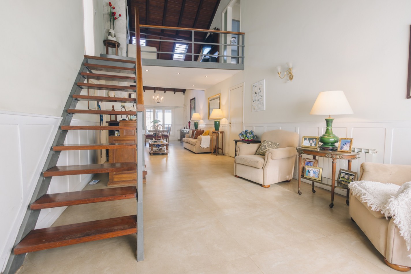 CASA CON DOBLE ACCESO Y SECTOR PROFESIONAL INDEPENDIENTE EN STELLA MARIS