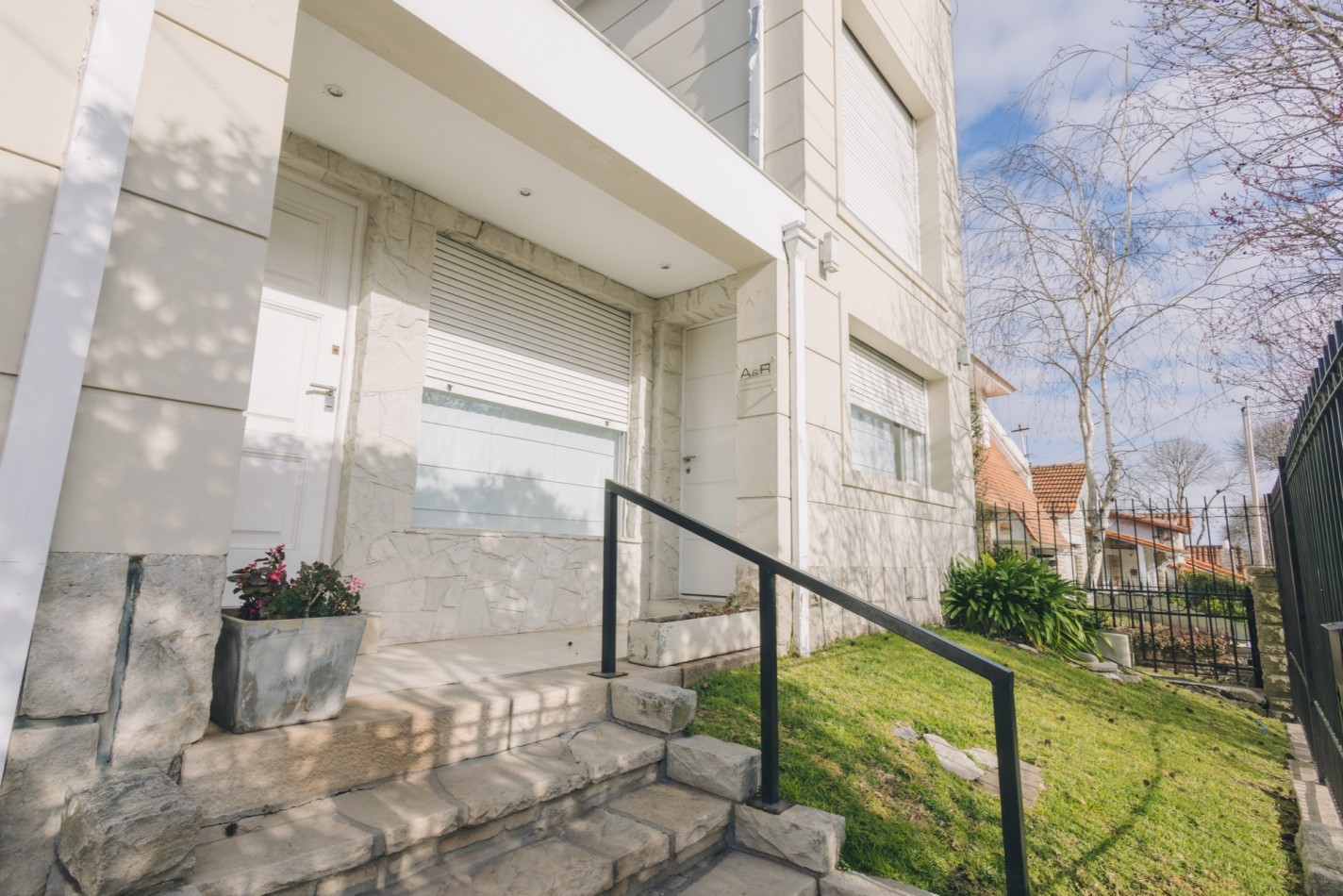 CASA CON DOBLE ACCESO Y SECTOR PROFESIONAL INDEPENDIENTE EN STELLA MARIS