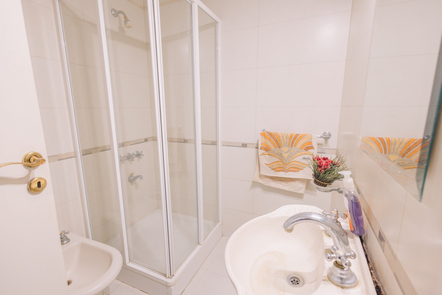 CASA CON DOBLE ACCESO Y SECTOR PROFESIONAL INDEPENDIENTE EN STELLA MARIS