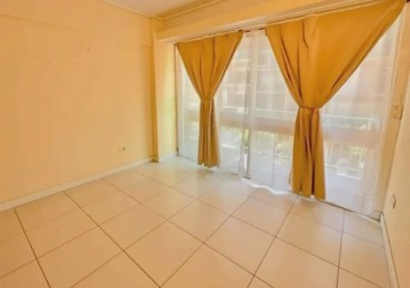 VENDEMOS DEPARTAMENTO DE 2 AMB CON DEPENDENCIA BALCON Y PATIO A LA CALLE
