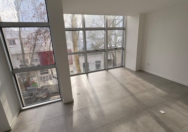 VENTA OFICINA EN SEMIPISO MODERNA ZONA PLAZA MITRE 